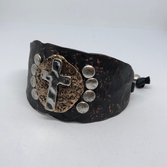 RUSTIC hammered western cross adjustable bracelet - Picture 2 of 4